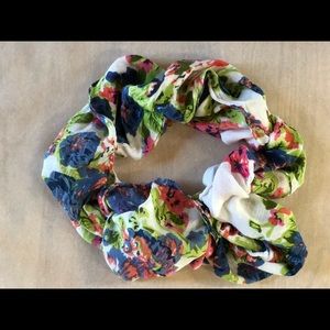 Floral infinity scarf. 100% viscose